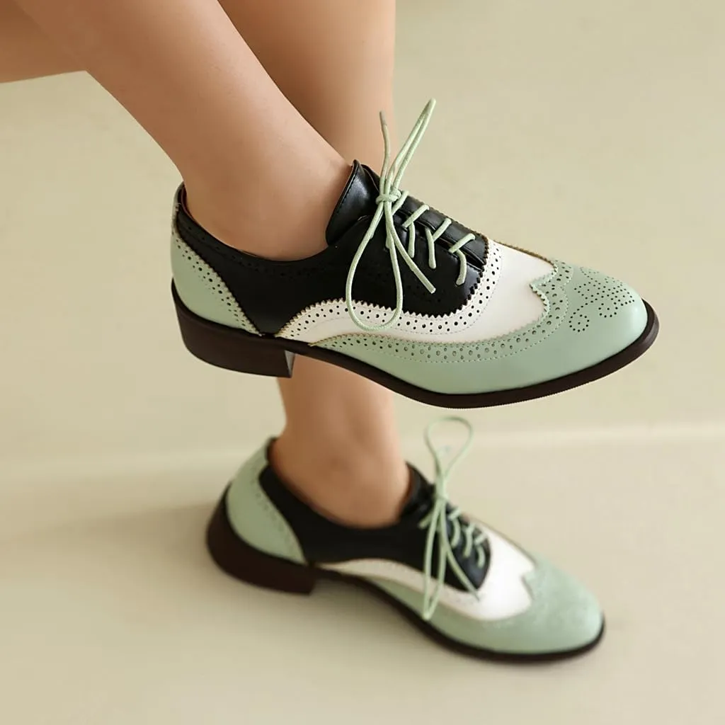 Women's Flat Saddle Oxford Shoes Two Toned Round Toe Wingtip Lace Up Perforated Low Heel School Oxfords Brogues